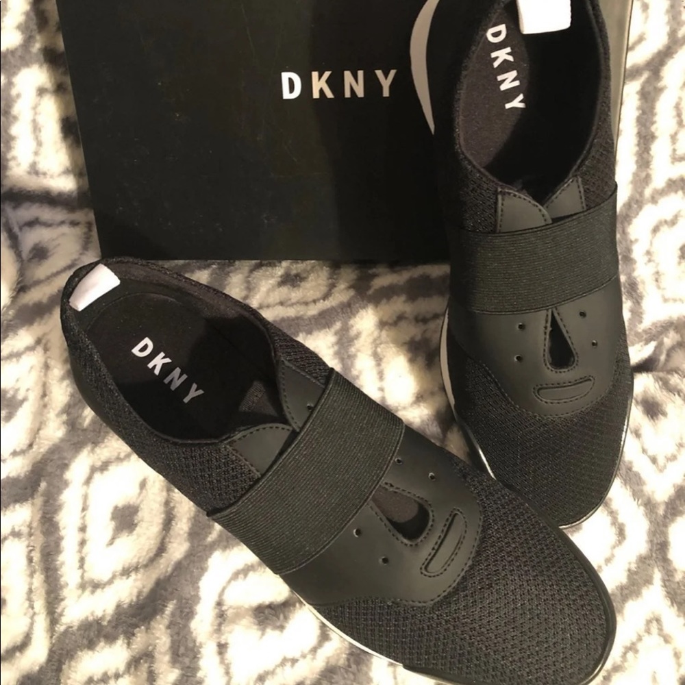 DKNY WOMEN'S SNEAKERS BRAND NEW NEVER WORN  10